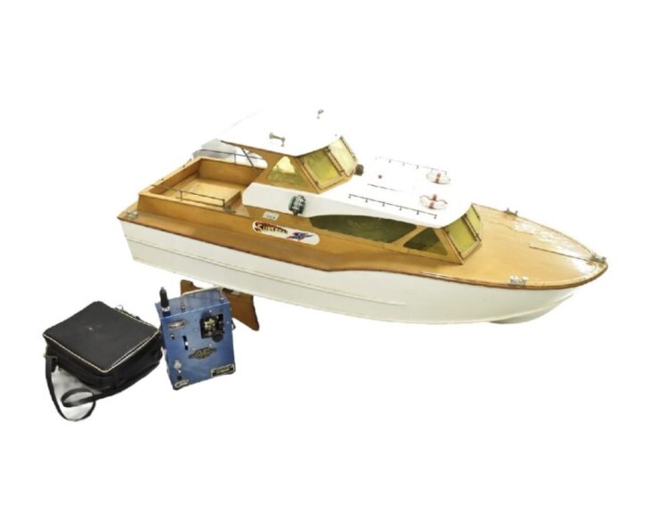 KNK RC BOAT 地球堂模型店 『ラジコンボート』 ｜骨董品買取 緑和堂