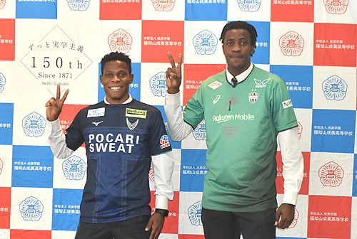 両丹日日新聞：成美高サッカー部、留学生2人がJチーム入団へ 感謝を