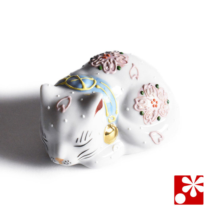 九谷焼 手乗り寝子（眠り猫 置物） 桜吹雪