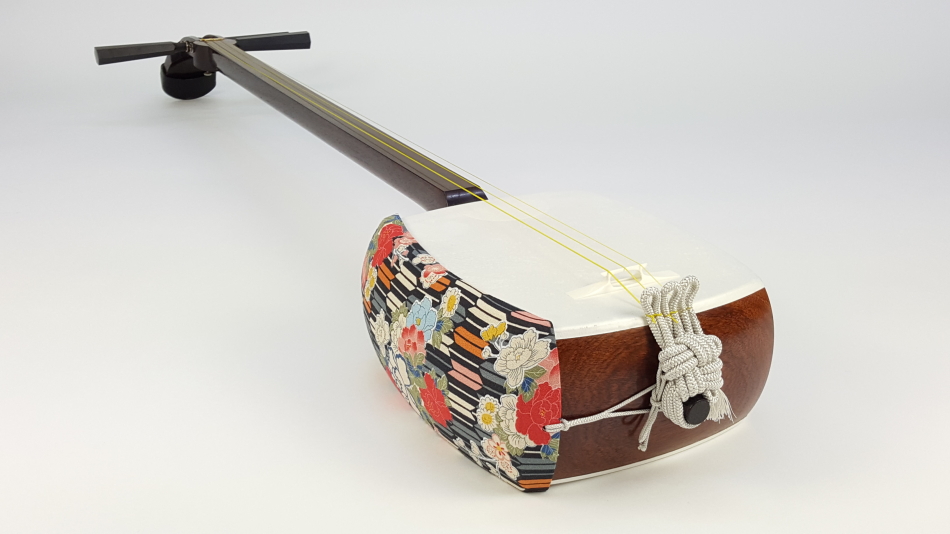 く*ら様 津軽三味線本体 3弦 赤い模様 く*ら様 津軽三味線本体 3弦