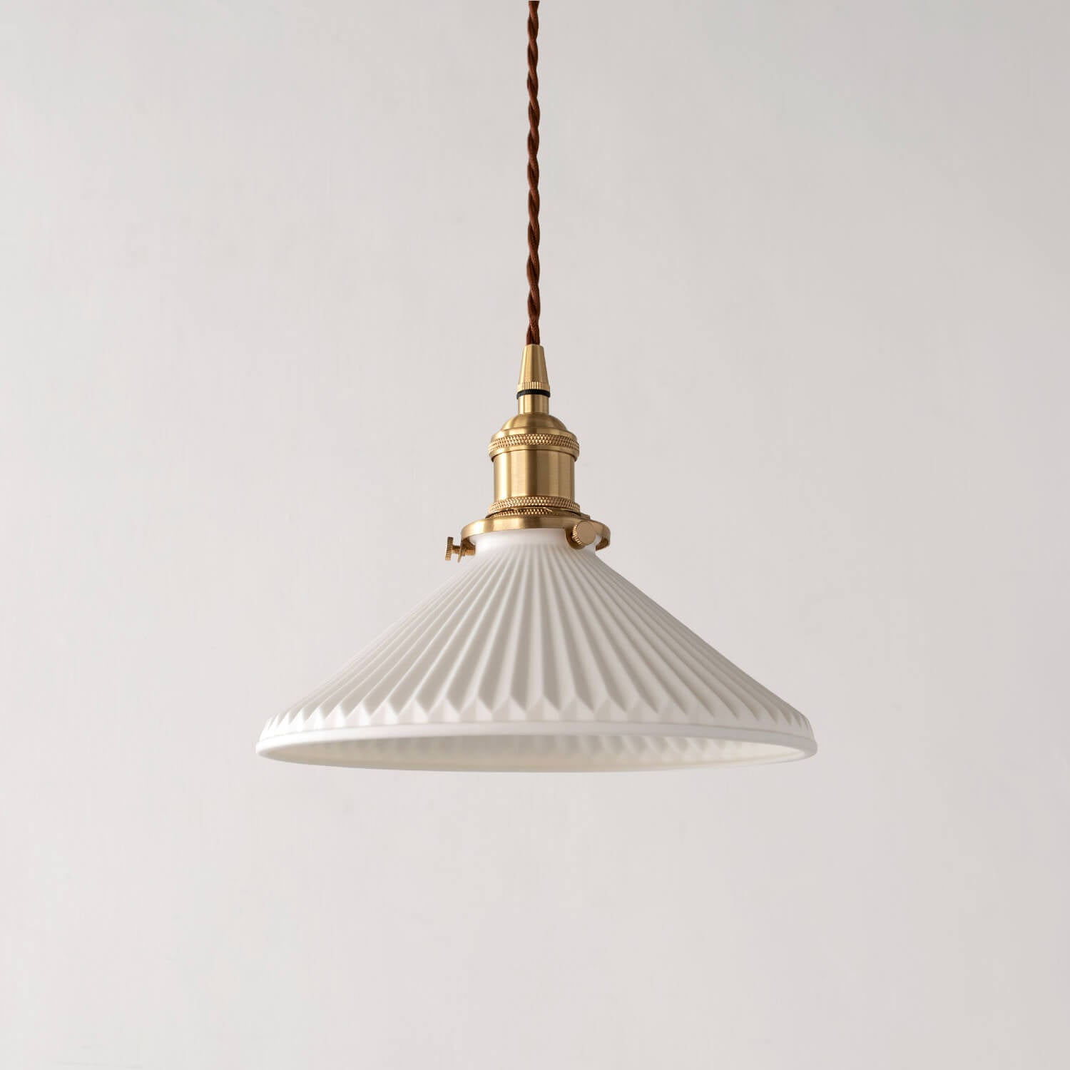 レトロな陶器シェードと真鍮ソケット照明 - パルラペンダントライト