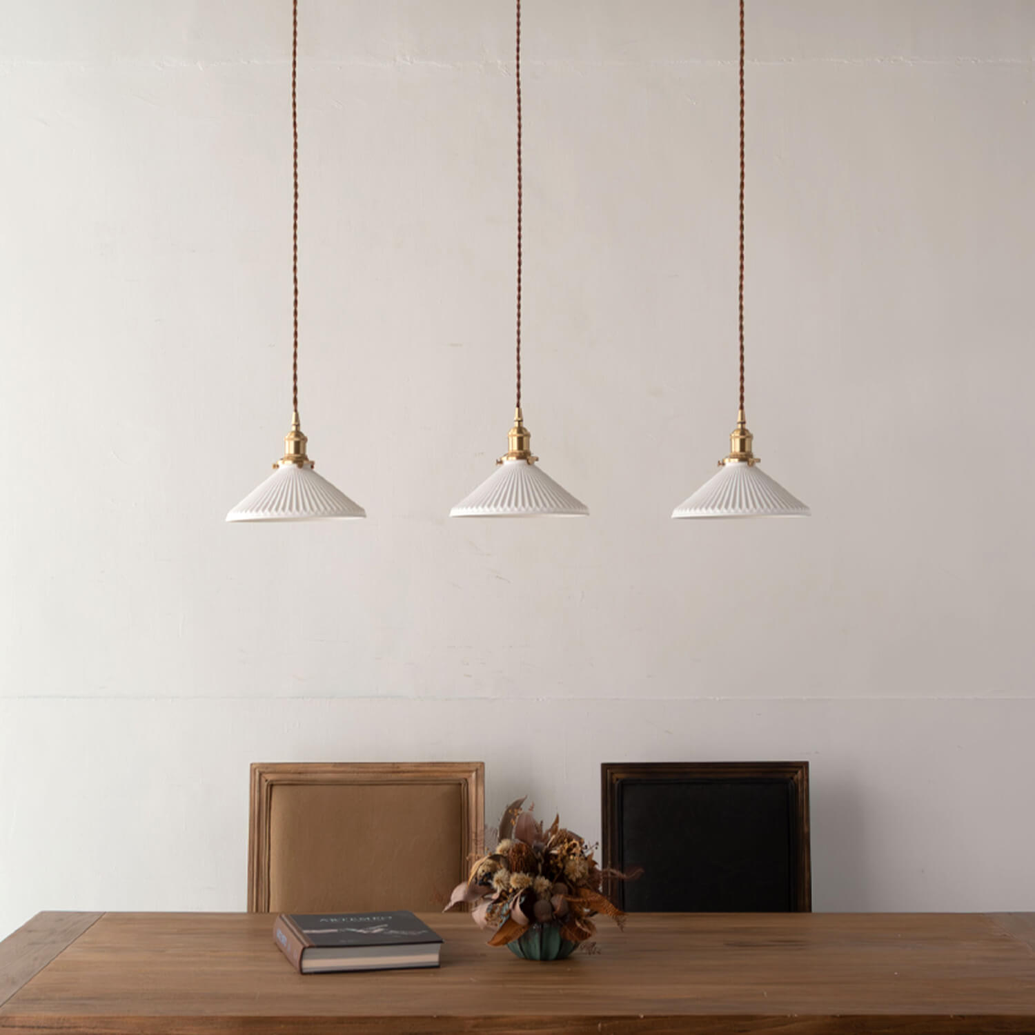 レトロな陶器シェードと真鍮ソケット照明 - パルラペンダントライト