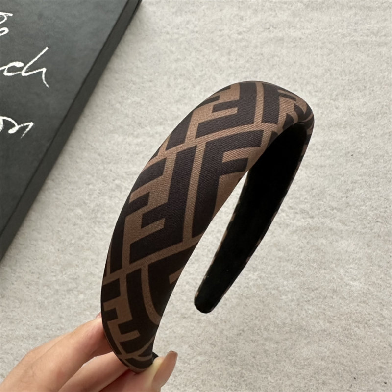 フェンディ カチューシャ ハイブランドヘアアクセサリー 髪飾り