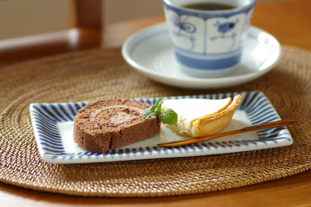 砥部焼の和食器 梅山窯の角皿 【砥部工房 からくさ】