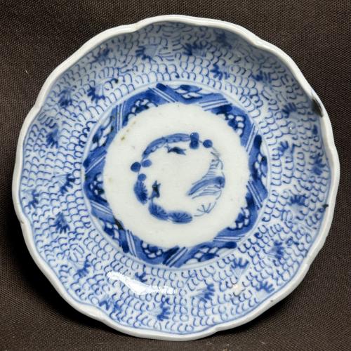 古伊万里微塵唐草図染付小皿 /1947│埼玉県熊谷市のの骨董品専門店