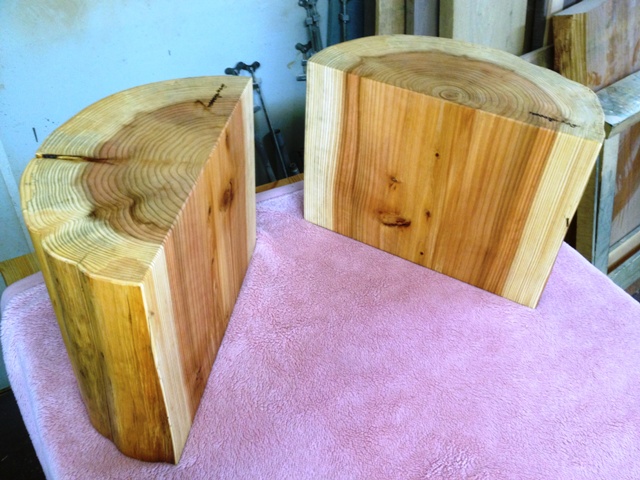 青森県佐藤様の杉一枚板座卓（丸太半割脚・総杉造り）、完成！ | 信州