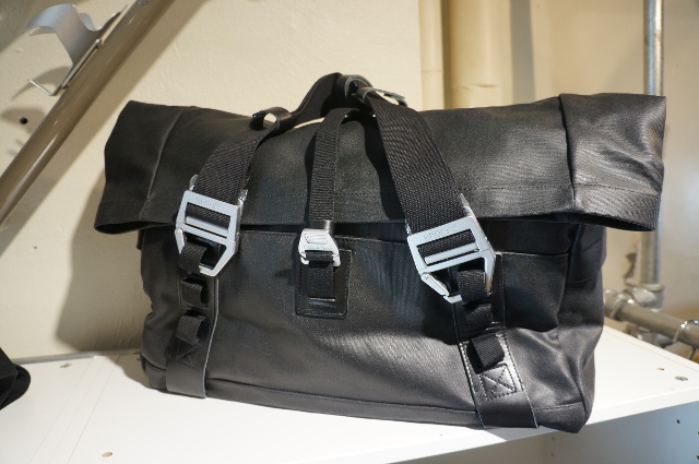 真打ち登場。オール・ブラックのBROOKSバッグたち。 - TOKYO WHEELS