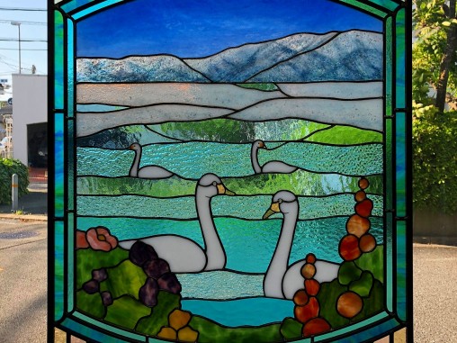 48)北海道屈斜路湖畔 カフェ花音 白鳥＆風景ステンドグラス::店舗