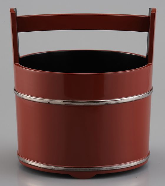 手桶型水指 朱塗り銀タガは、漆の朱に特製の銀金具が美しい水指