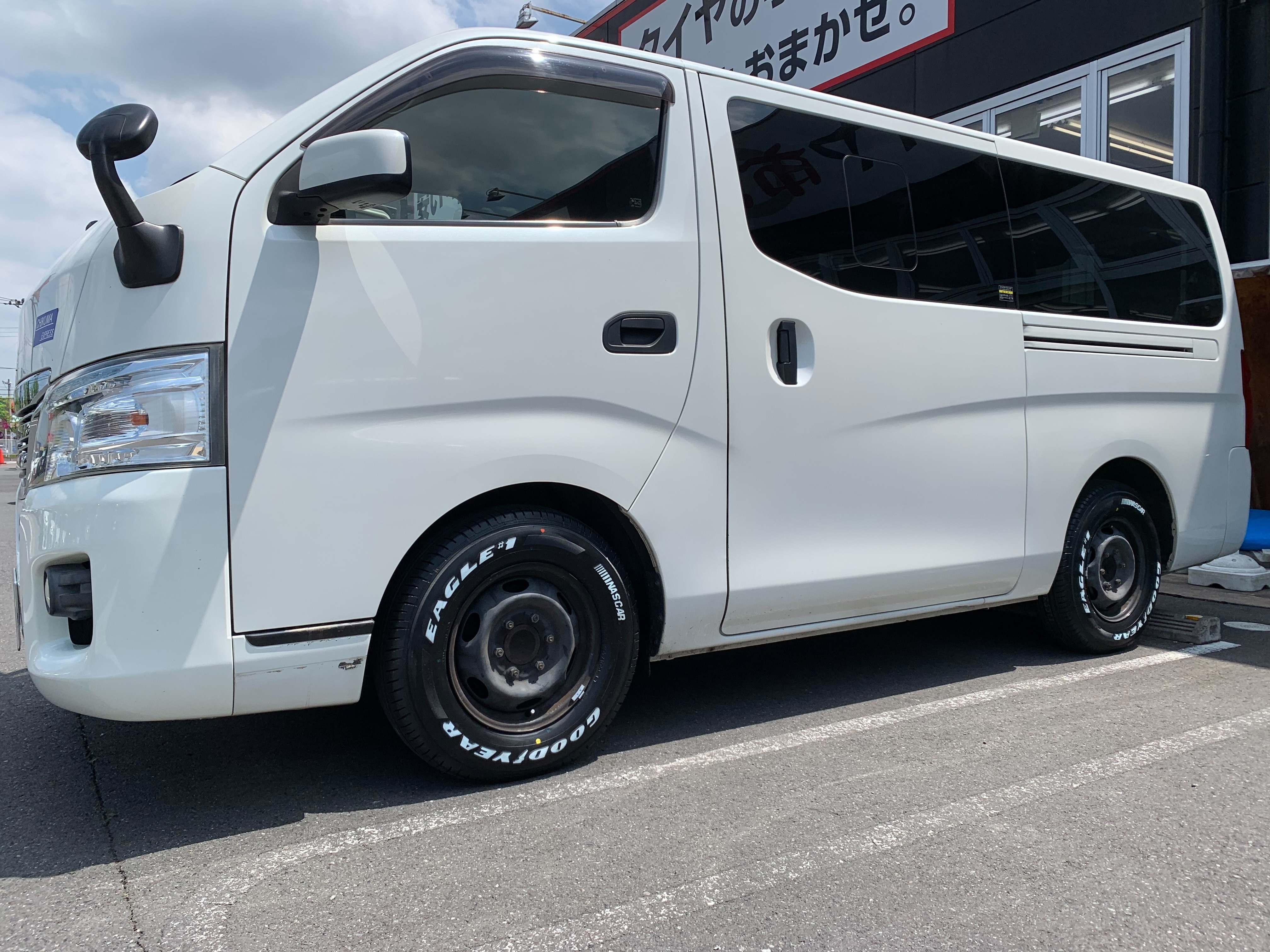 人気のホワイトレター！！グッドイヤー「 EAGLE＃1NASCAR 」ハイエース