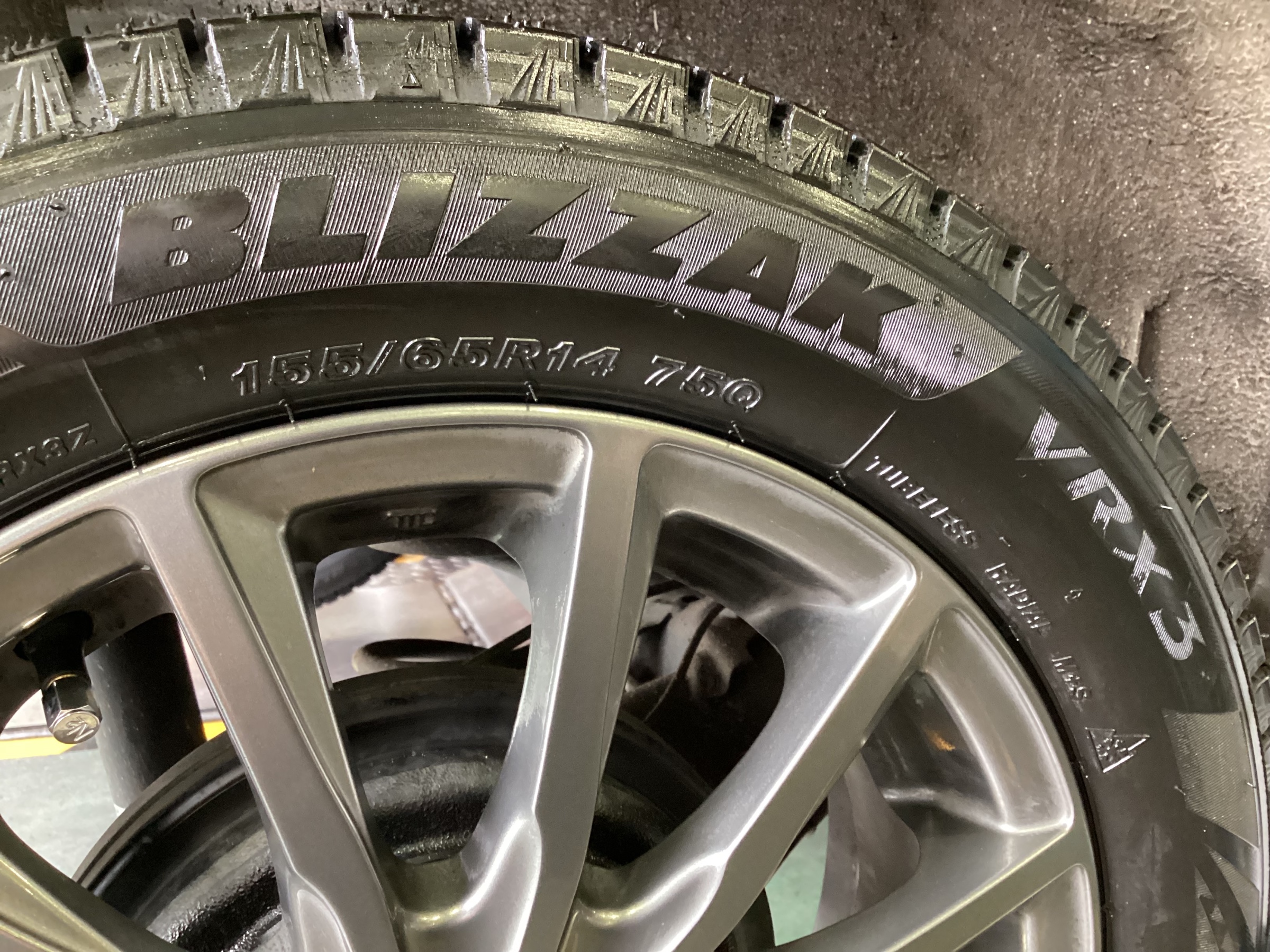 作業事例】「ダイハツ・ムーヴ」スタッドレスタイヤ交換作業