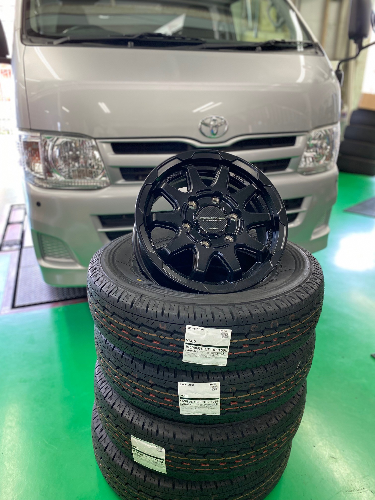 トヨタ ハイエース 15インチ アルミホイール＆タイヤセット 取り付け