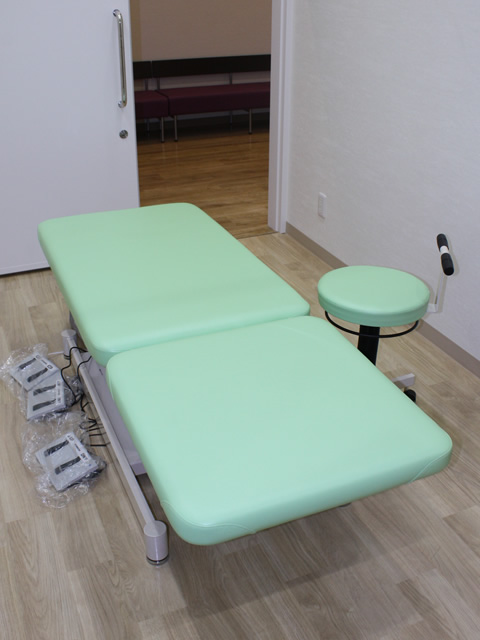 やま＊＊ 顔穴つきマッサージテーブル タカダベッドセイサクショ やま