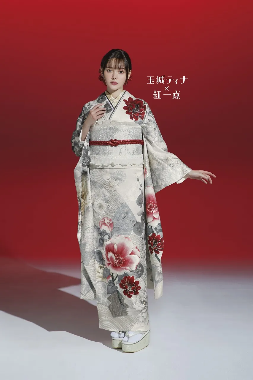 玉城ティナ×紅一点ブランド振袖 白/赤/白ベース 牡丹柄/桜柄 すっきり
