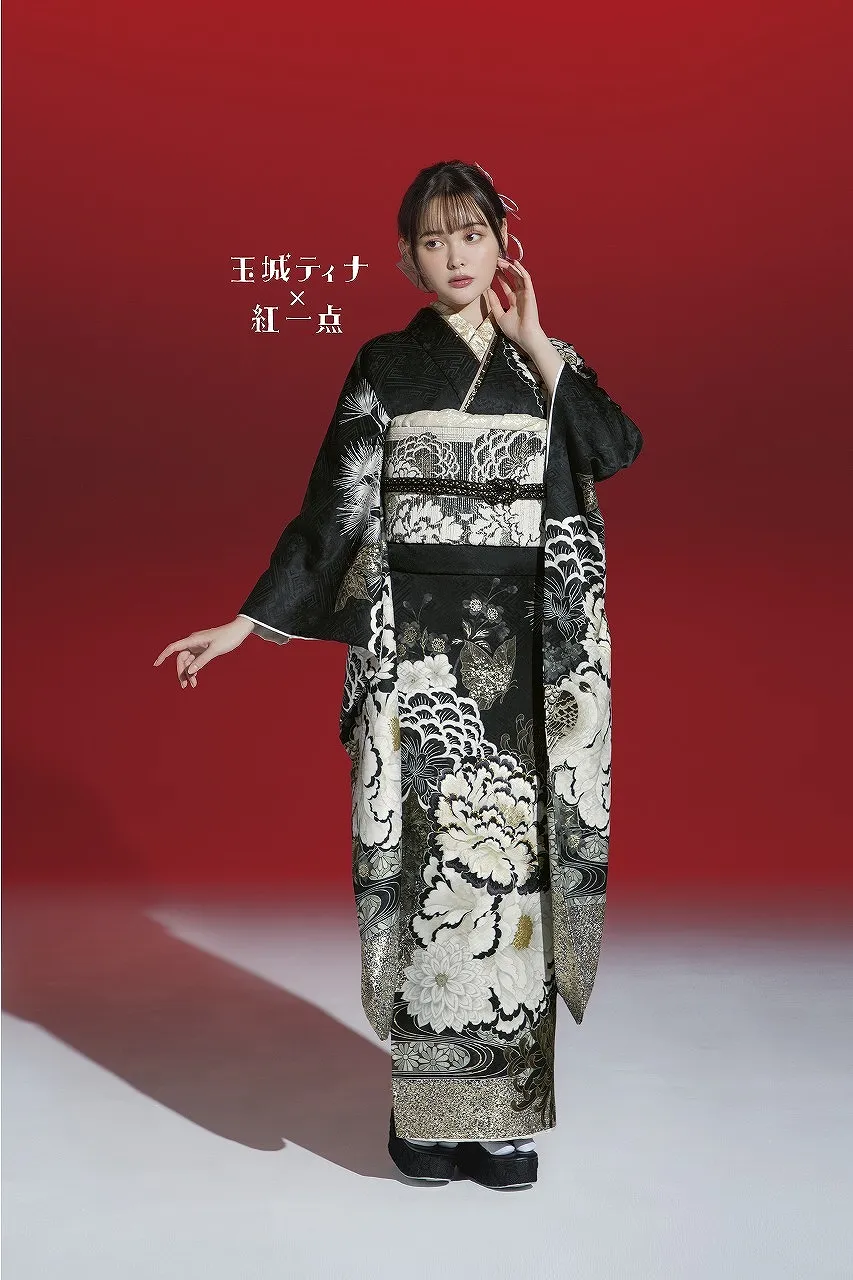玉城ティナ×紅一点ブランド振袖 白/赤/白ベース 牡丹柄/桜柄 すっきり