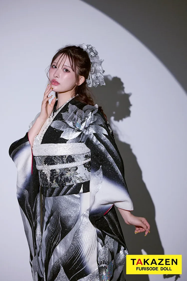 モード 黒/シルバー 牡丹柄/大柄 派手 クール系振袖 キラキラ