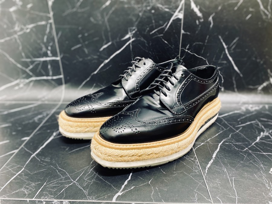 有名ブランド【PRADA/プラダ】よりウィングチップダービーシューズ