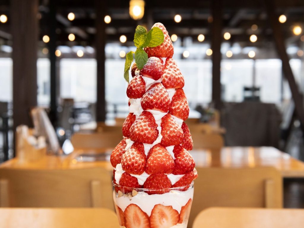 THE FARMカフェから、完熟いちご25個を乗せた夢のパフェ「星降る