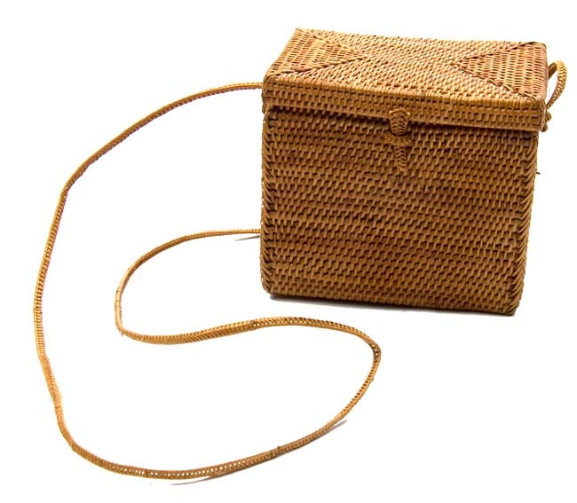 トゥガナン村のアタ ふた付きスクエアポシェット の通販[送料無料