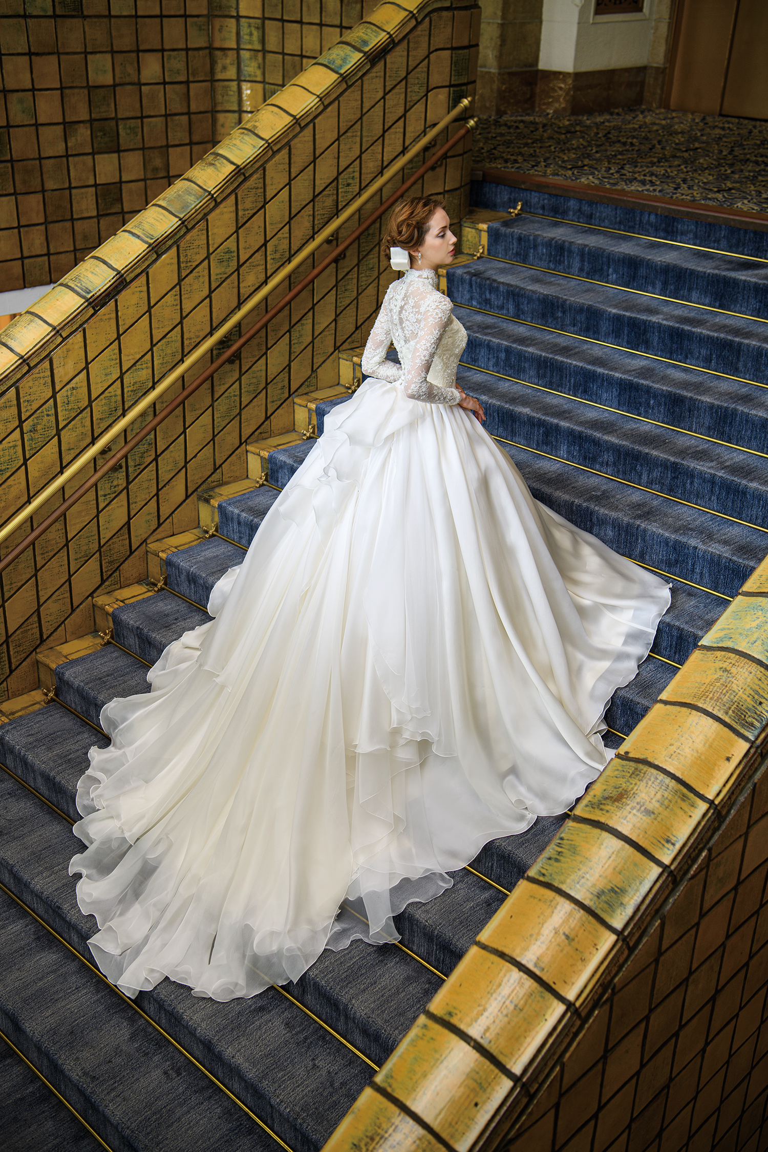 ハイネック＆長袖のシルク ウェディングドレス【トゥー・レ・ドゥー