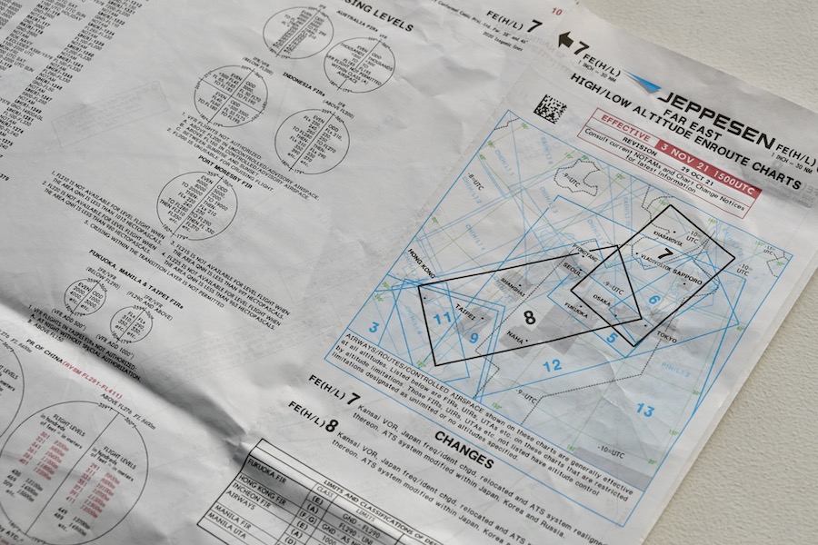 JAL、廃棄の航空路図で封筒と栞 パイロットと障がいある社員が製作