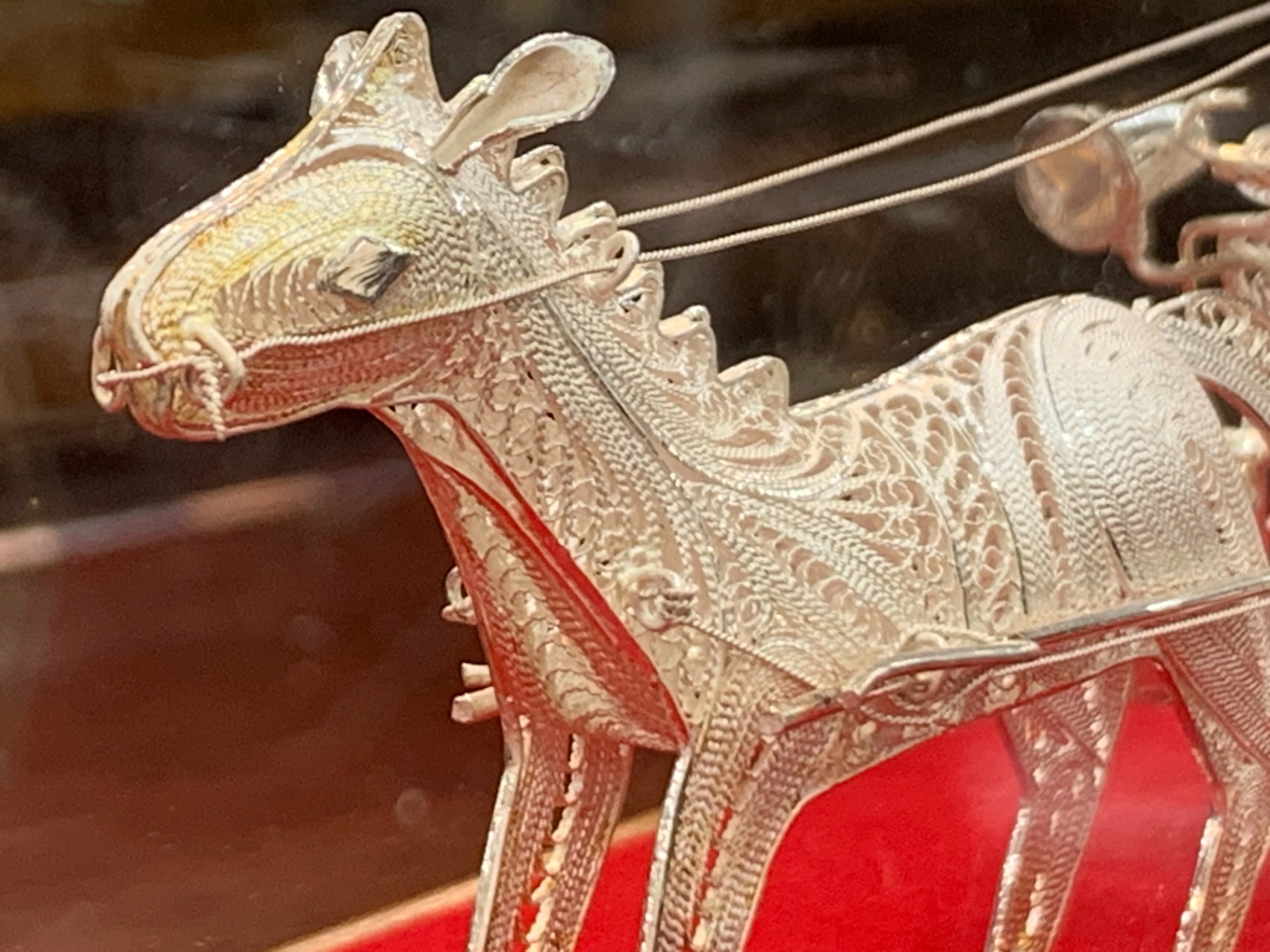 パカラッパカラッ】インドネシアの「馬車」の置物入荷しました！｜2023