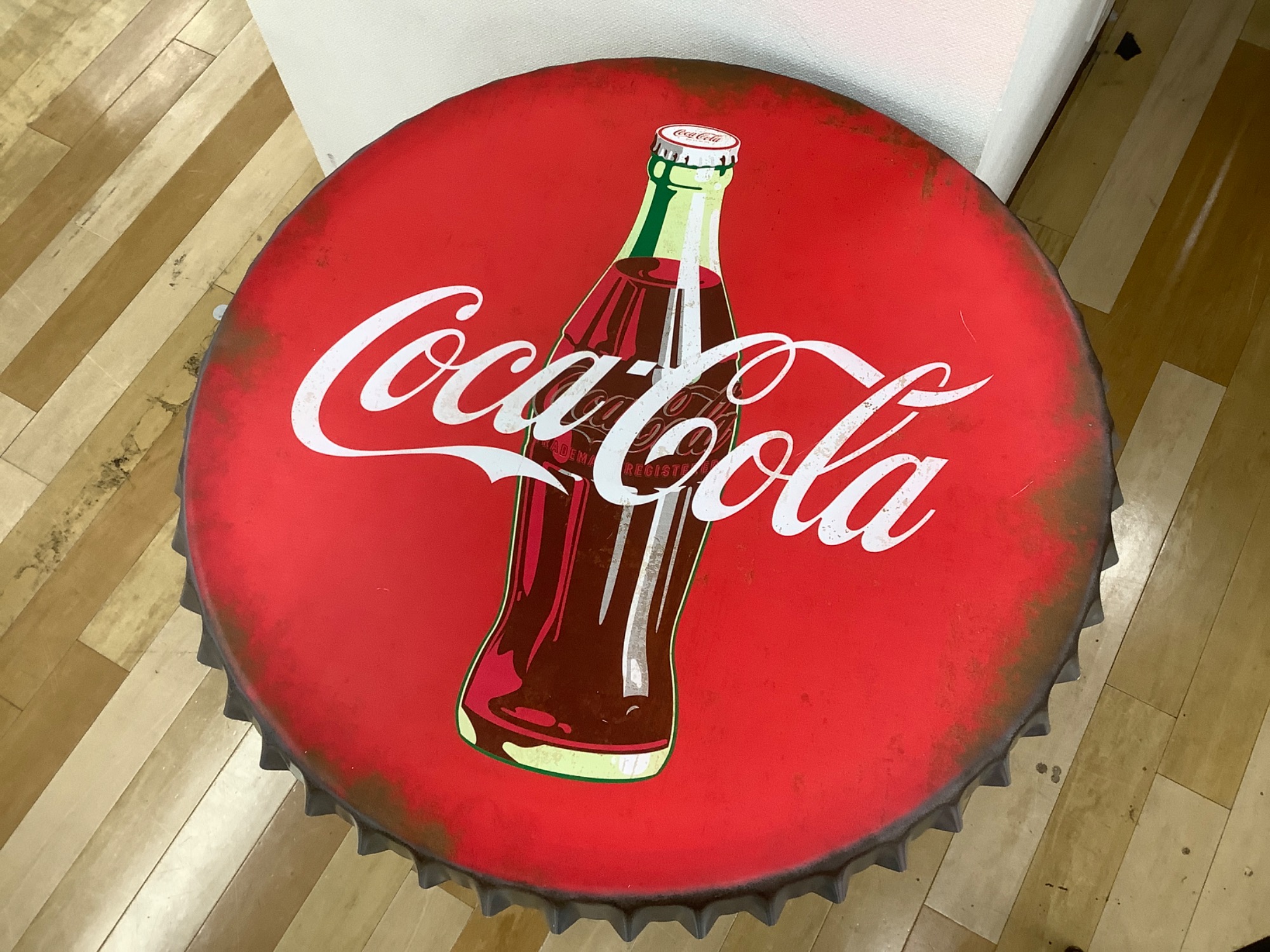 レトロな”コカ・コーラ”ボトルキャップテーブル&チェアが入荷いたし