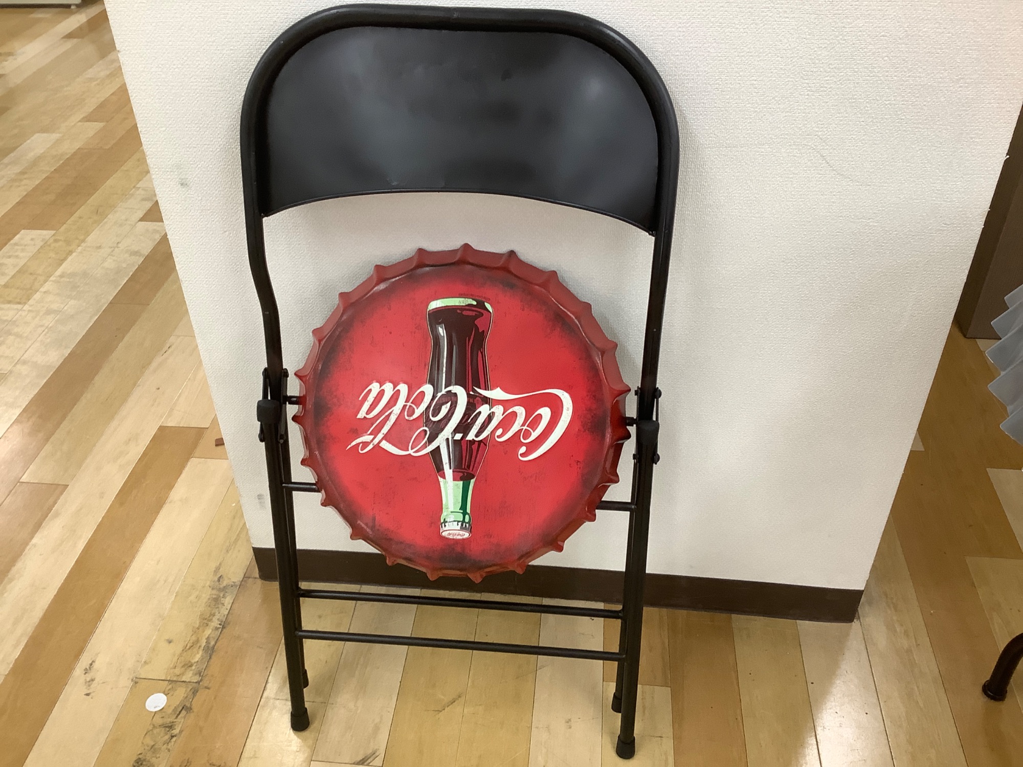 レトロな”コカ・コーラ”ボトルキャップテーブル&チェアが入荷いたし