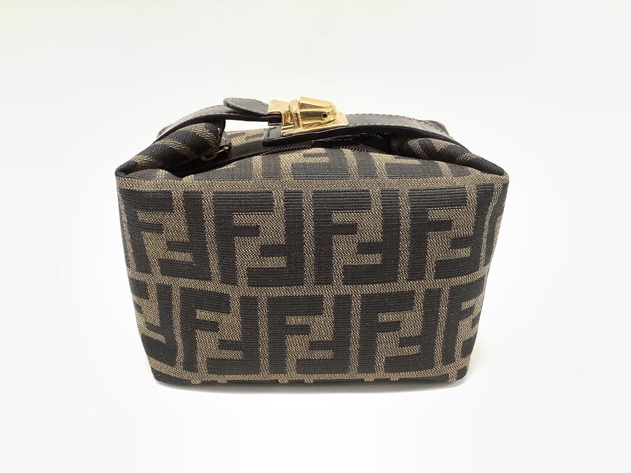 FENDI（フェンディ）の定番、ズッカ柄のポーチのご紹介です！【東大阪