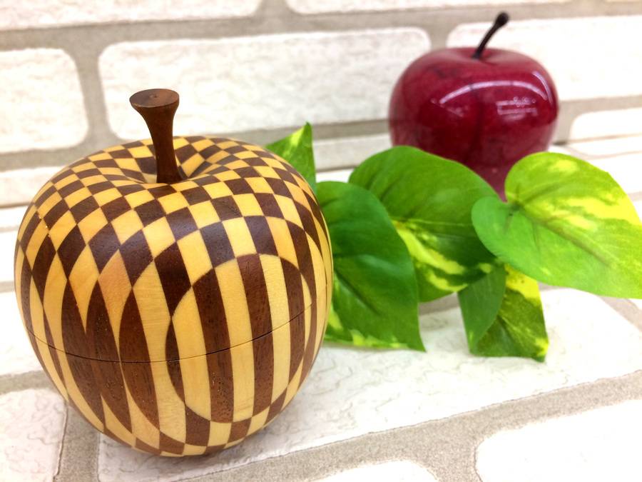 箱根の伝統工芸！寄木細工のリンゴの小物入れを入荷致しました