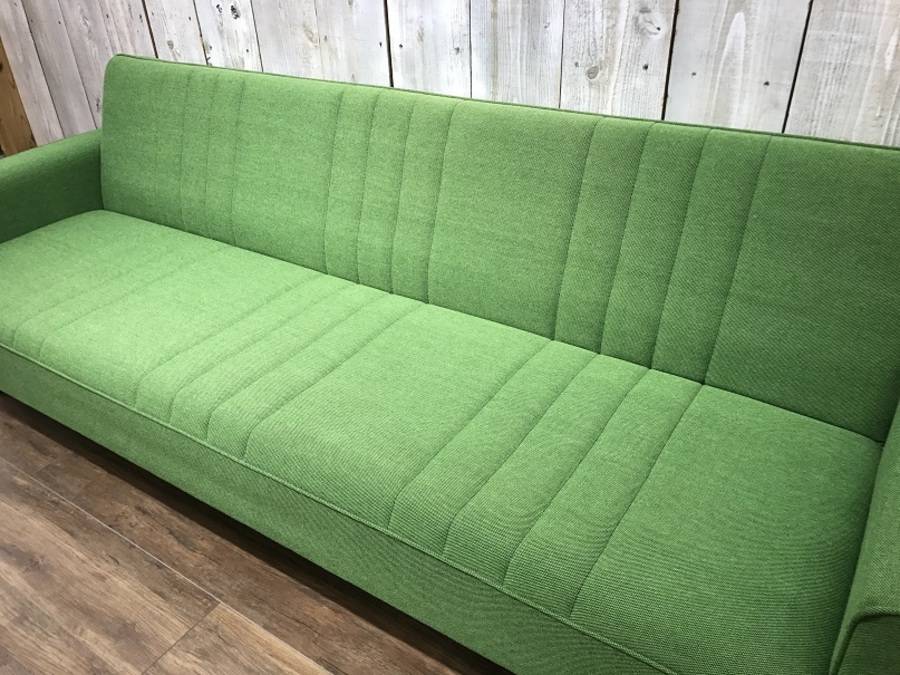 限られた空間を有効に。カリモク60のスリーピングソファをご紹介