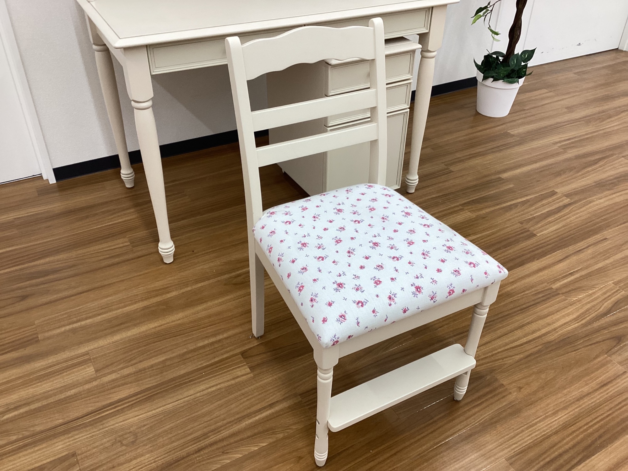 Laura Ashley（ローラアッシュレイ）】姫系デザインのかわいい学習机