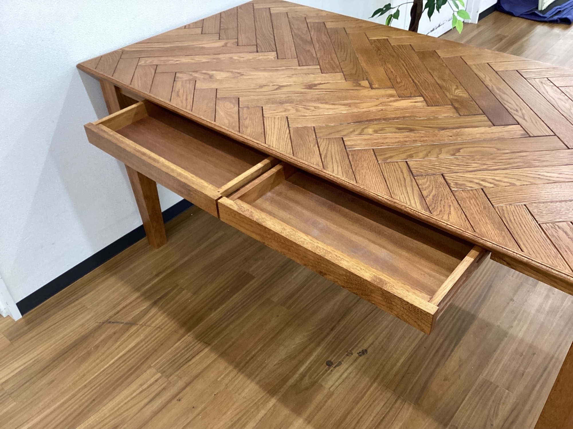 ACME Furniture（アクメファニチャー）】オーク材を使用した