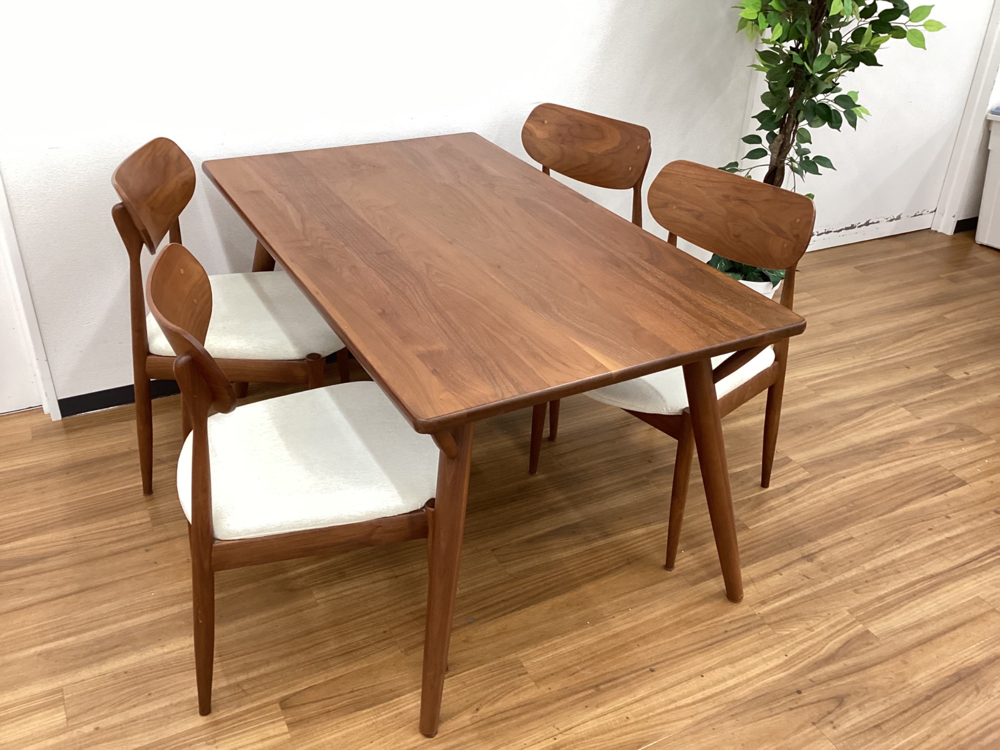 KEYUCA（ケユカ）】ウォールナットの落ち着いた雰囲気をリビングに