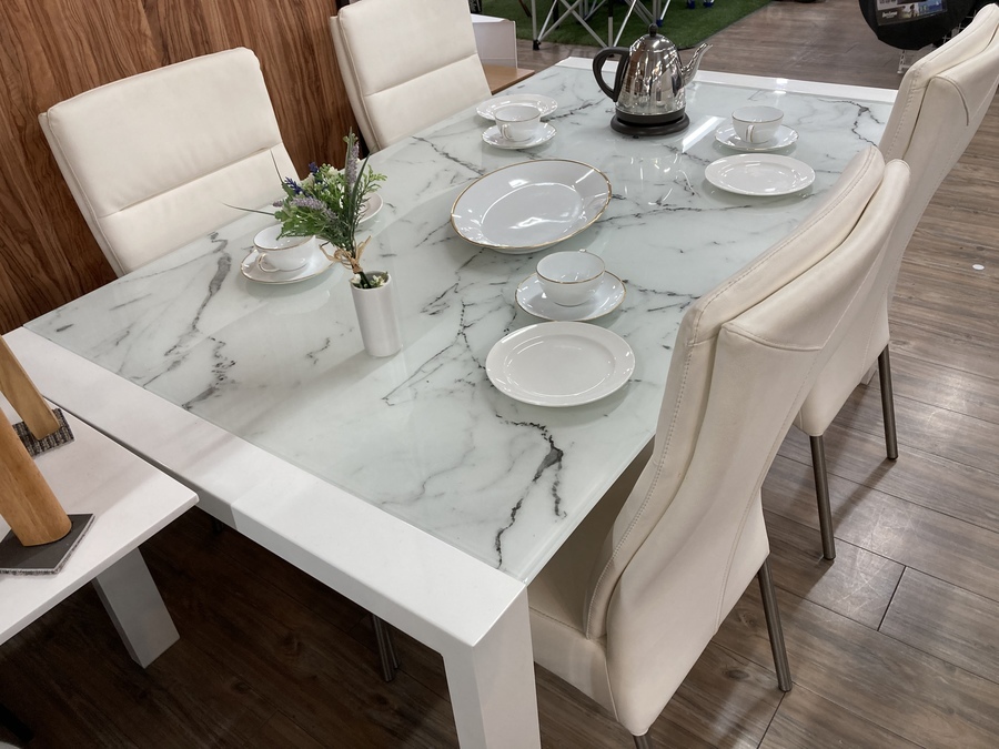 スタイリッシュなニトリのガラスダイニング5点セット入荷しました