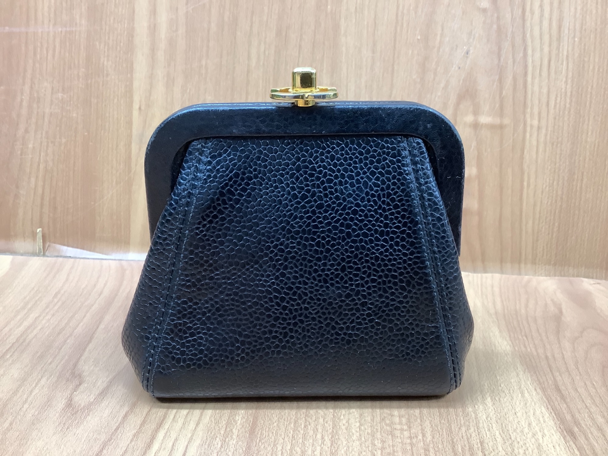 コロンと可愛いフォルム♪】CHANEL(シャネル)よりがま口ポーチ