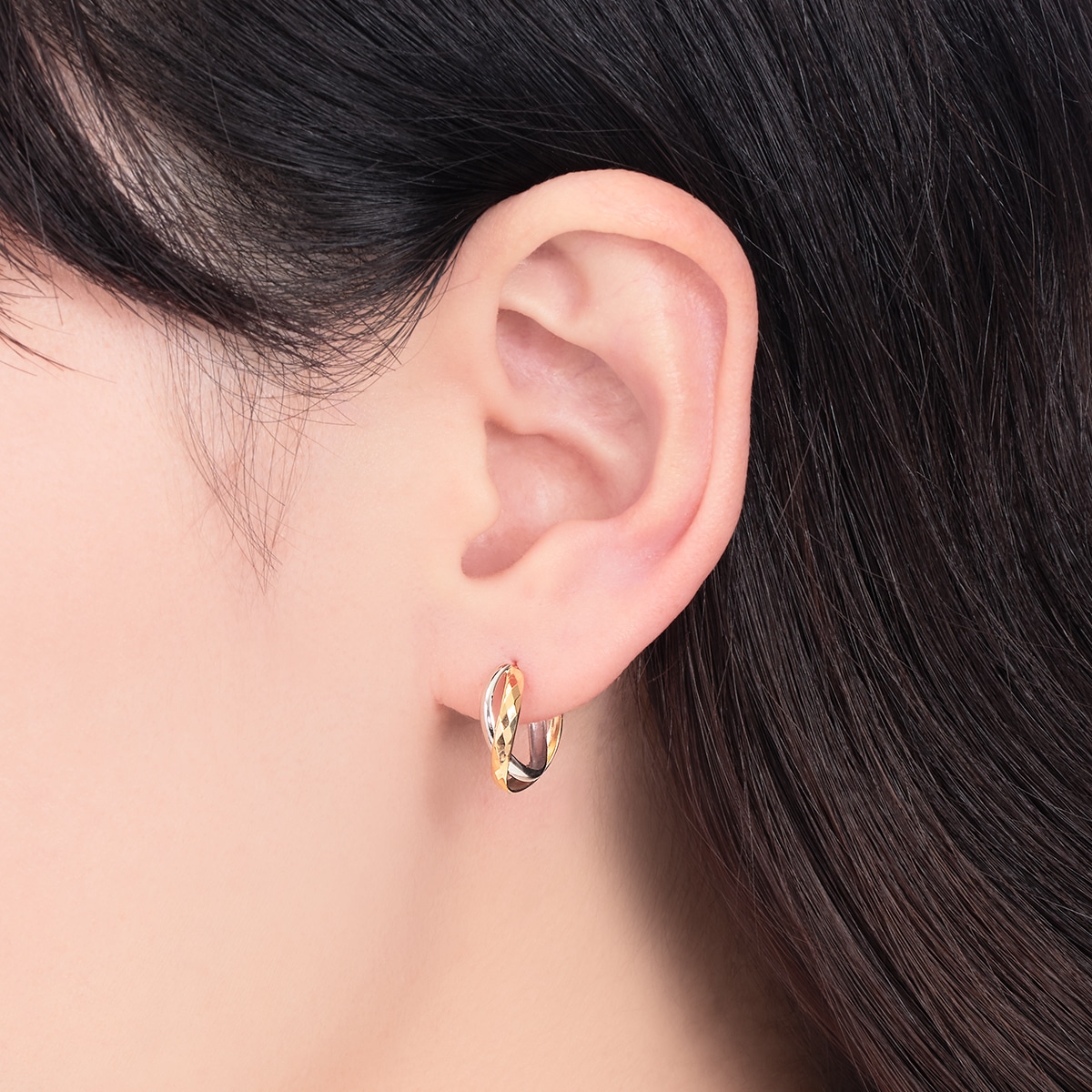 イエローゴールドとプラチナのコンビネーションがエレガントなフープ