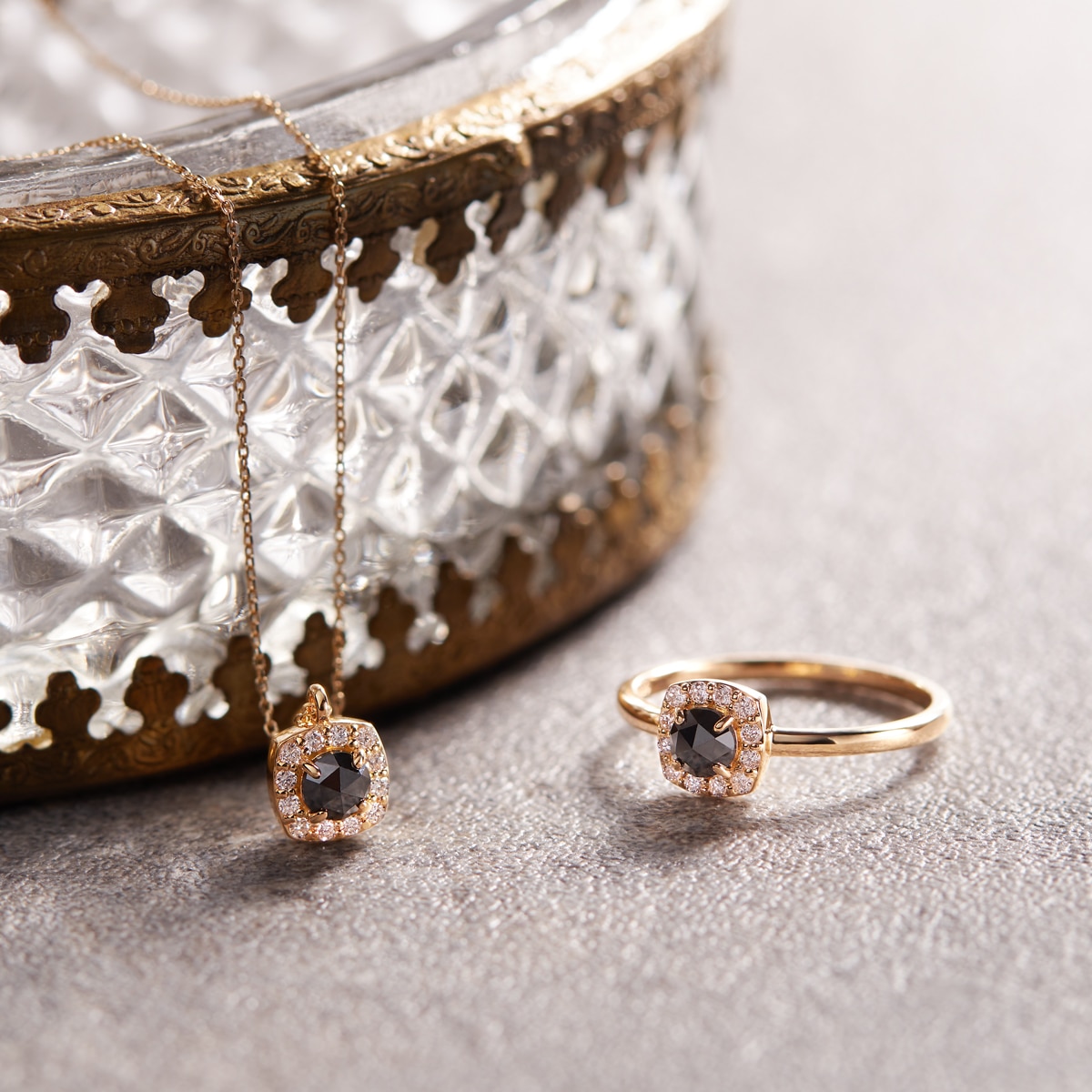 K18イエローゴールドブラックダイヤモンドリング(RFR642-002)|TSUTSUMI