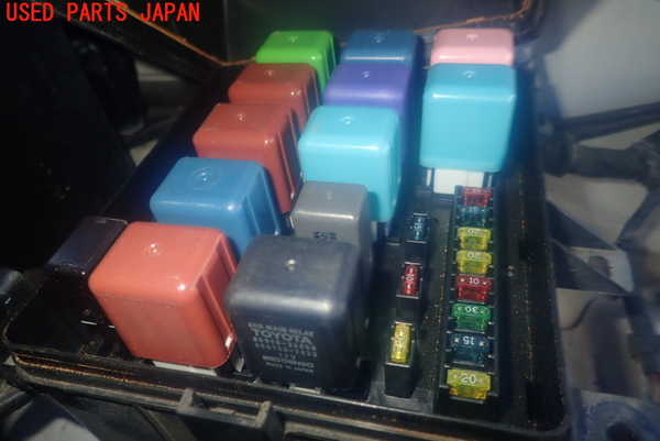 5UPJ-71376741]ランクル100系(UZJ100W)ヒューズボックス エンジン
