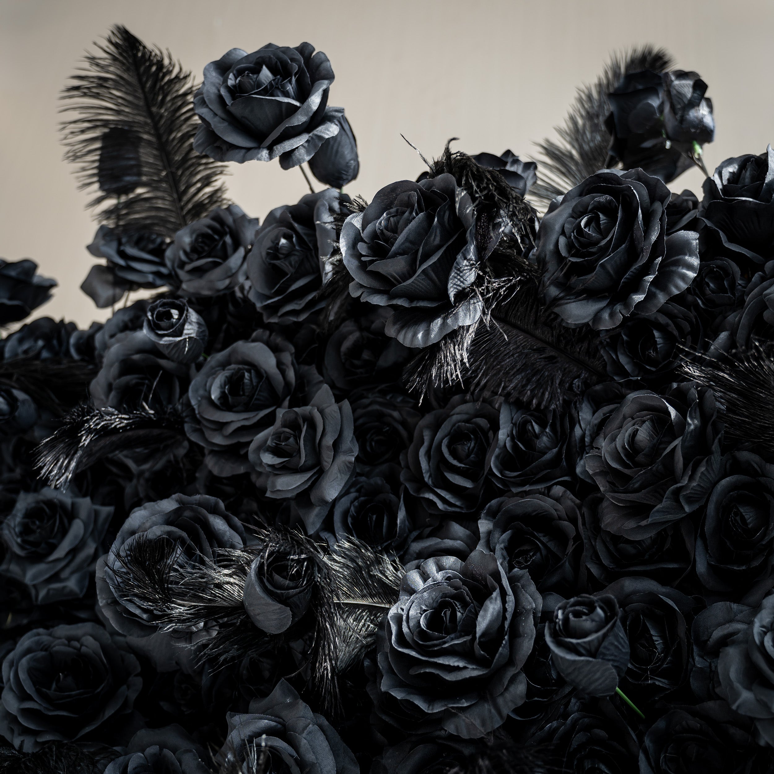 ValarFlowers 人工羽根＆黒バラ 壁掛け背景：ノクターンノワール