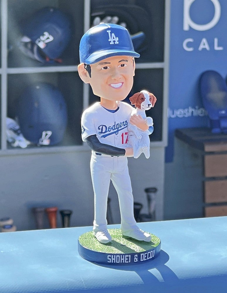 ドジャース大谷翔平42号…愛犬・デコピンが始球式に登場、捕手役