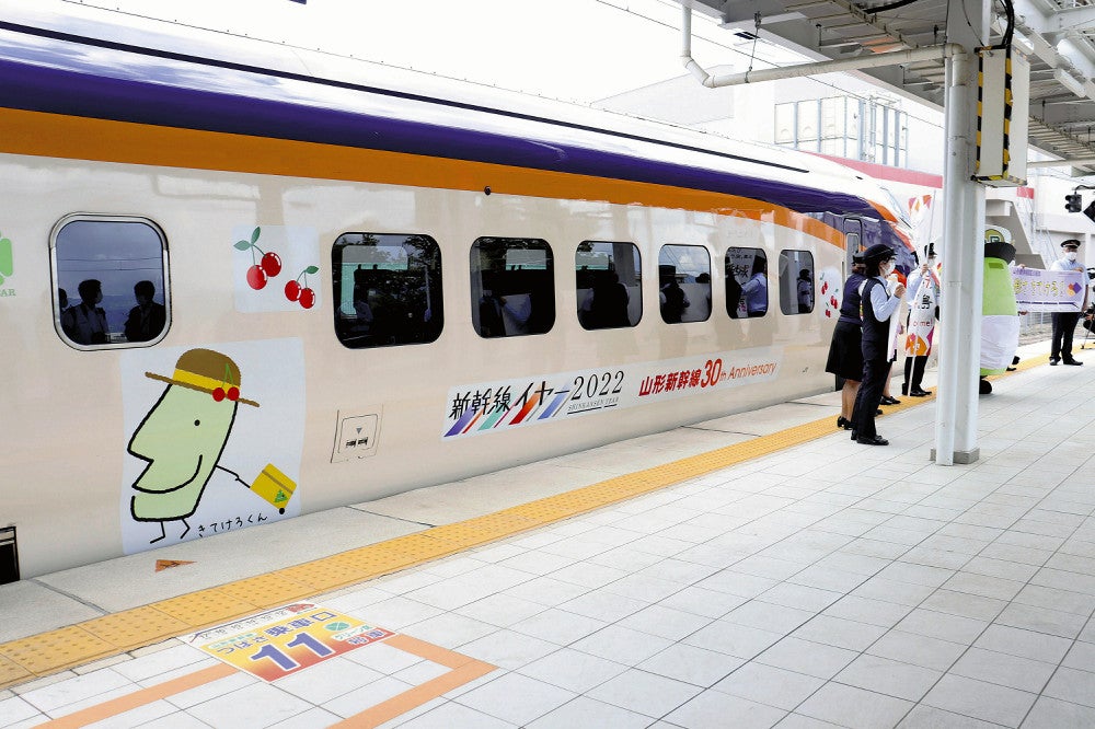きてけろくんにサクランボ、「おめかし車両」発進…山形新幹線30周年