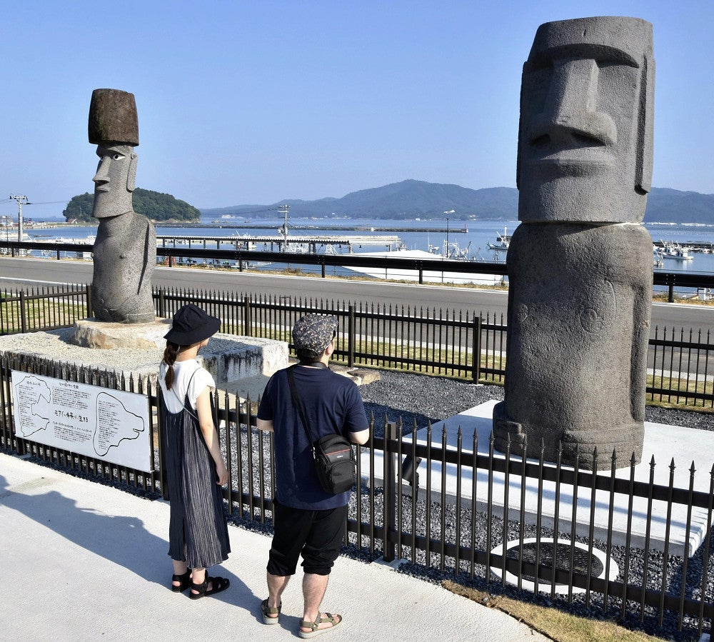 津波で頭部が流された初代モアイ像、修復され2代目と並び海岸へ設置