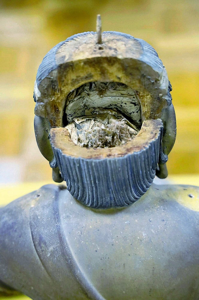 国宝・五重塔の仏像の頭の中から折り畳まれた紙が見つかる…「誰が何の