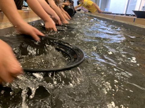 砂金採り体験／やまなしで しる・まな・体験 - 山梨教育旅行サイト -