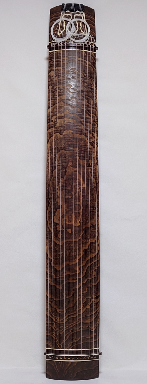 13弦お琴です。弦も新し目で、琴柱も付いて、音色の良く、琴柱の倒れた