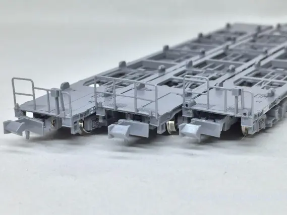 KATOの コキ106+107 コンテナ無積載 10両セットと2両増結が入線しま