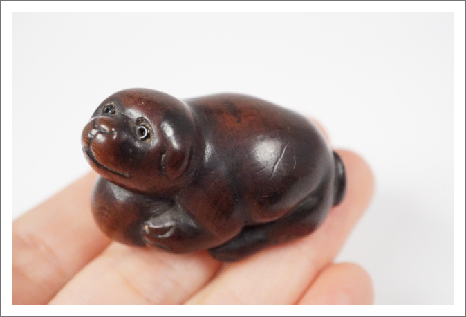 ヨロズアンティークモール / 犬 根付 彫刻 提げ物 木彫