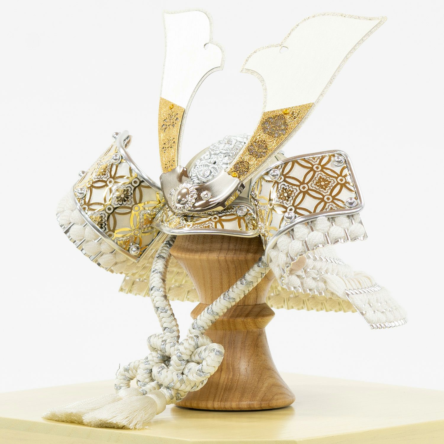 五月人形】兜7号収納箱飾り 楽 | 雛人形（ひな人形）・五月人形の吉徳