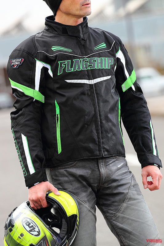 自社名を冠した新ブランド「フラッグシップ」のジャケットを着用